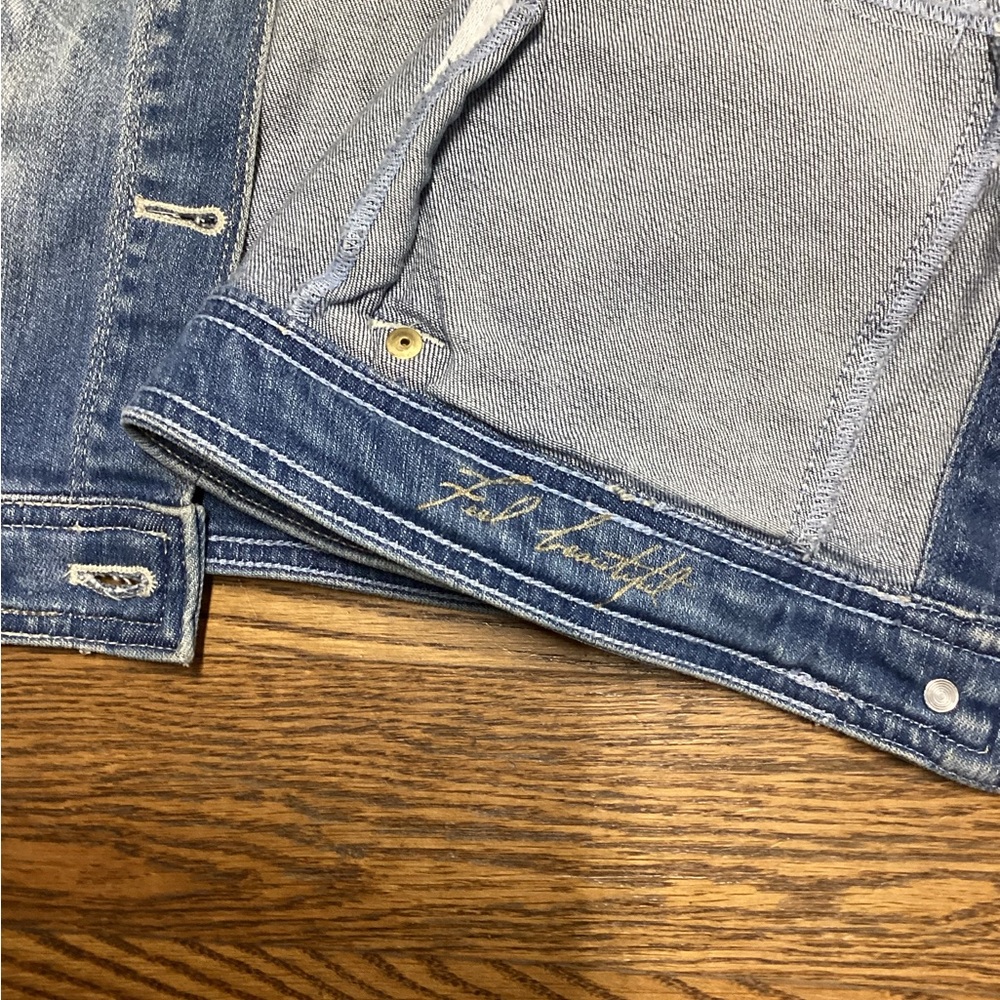 White House Black Market Cropped denim jacket. Size Small - Picture 5 of 6